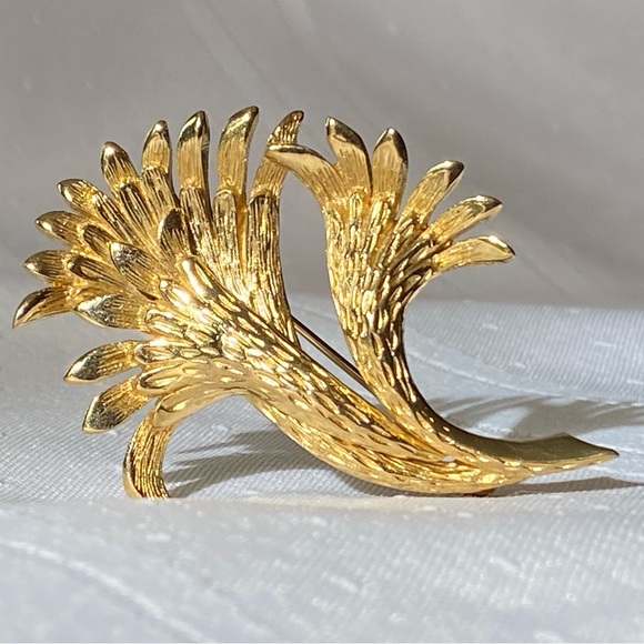 Vintage Designer Vendome Flower Gold Tone Brooch Pin - Picture 8 of 16